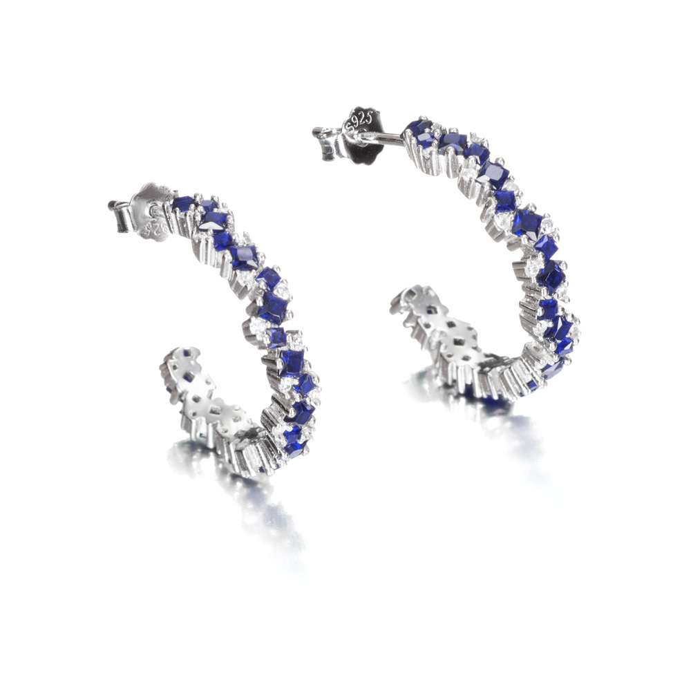 Aros de plata con piedras azules asimétricas